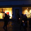 Jugendliche mit Holzkreuz gehen durch die abendliche Altstadt von Regensburg