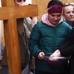 Schülerin wäscht in der Rolle des Pilatus ihre Hände in einer Wasserschüssel