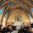Eine Kinderandacht in einer Kapelle mit Himmelsgewölbe