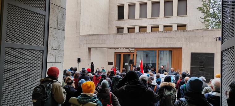 Menschen bei einer Gedenkveranstaltung vor der Regensburger Synagoge