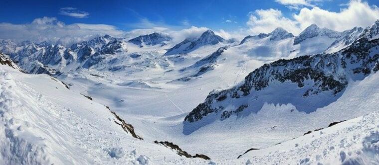 Bergpanorama im Schnee