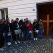 Gruppe Schülerinnen mit Kreuz vor dem Jugendpastoralzentrum JETZT in Regensburg