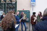 Gruppe von Jugendlichen vor einem Gebäude mit Marienbild in der Hand.