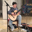 Junge mit Gitarre in einer Kirche