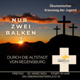 Drei Kreuze auf einem Berg im Sonnenuntergang