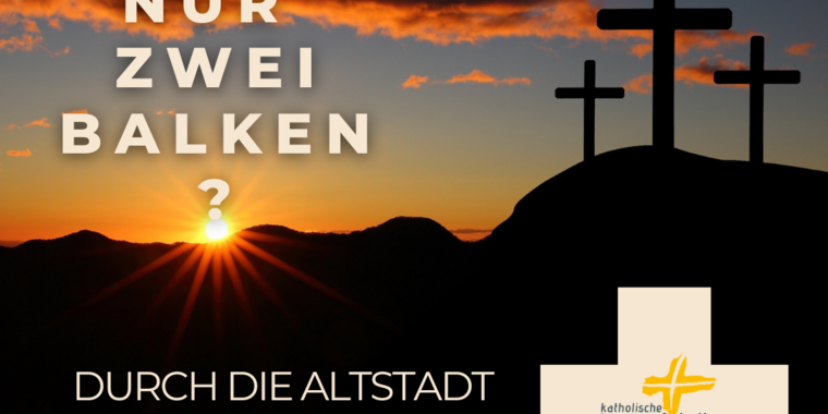Drei Kreuze auf einem Berg im Sonnenuntergang