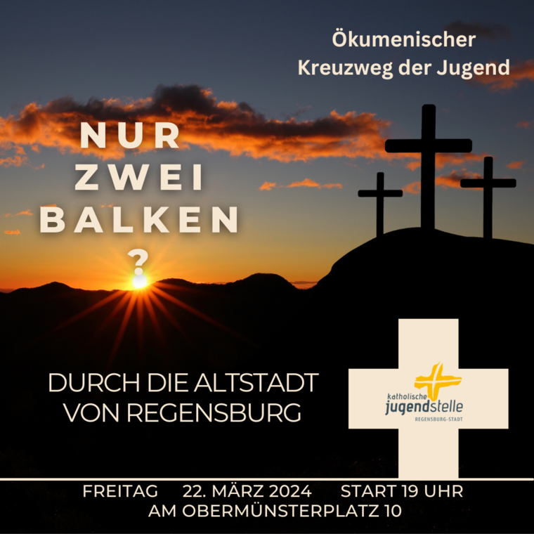 Drei Kreuze auf einem Berg im Sonnenuntergang