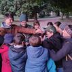 Eine Kindergruppe greift sich an den Händen für einen Gordischen Knoten