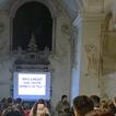 Kinder in einer Kirche vor einem Beamerbild