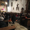 Kinder in einer Kirche