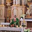 Zwei Pfarrer am Altar einer Barockkirche