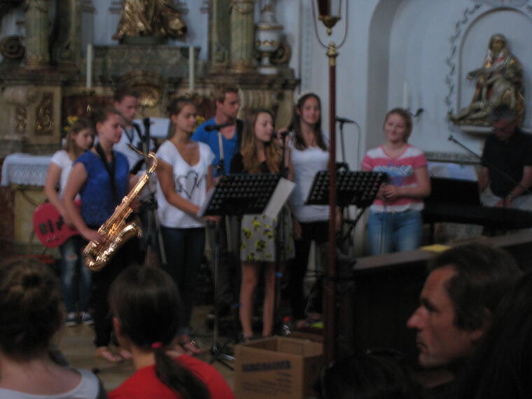 Die Band "Ohrange" stimmte mit dem Lied „Mobile“ auf den Gottesdienst ein.