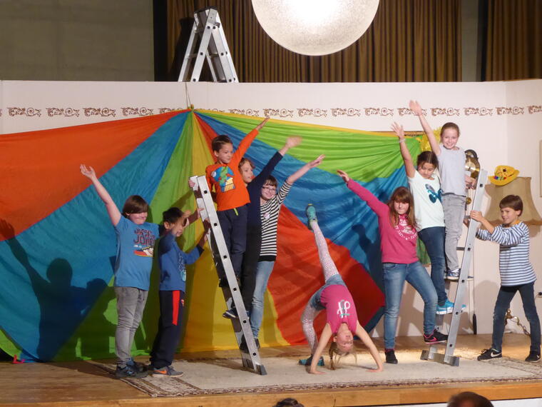 Akrobatik-Auftritt einer Kindergruppe