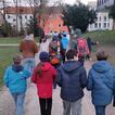 Kinder gehen durch einen Park, Foto von hinten