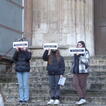 Jugendliche halten auf der Domtreppe in Regensburg Schilder hoch mit der Aufschrift "Mut zu helfen" 