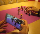 Eine Handycamera filmt Playmobil-Figuren