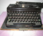 Eine alte schwarze Schreibmaschine