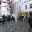 Menschen im Innenhof der Niedermünster Realschule beim Kreuzweg