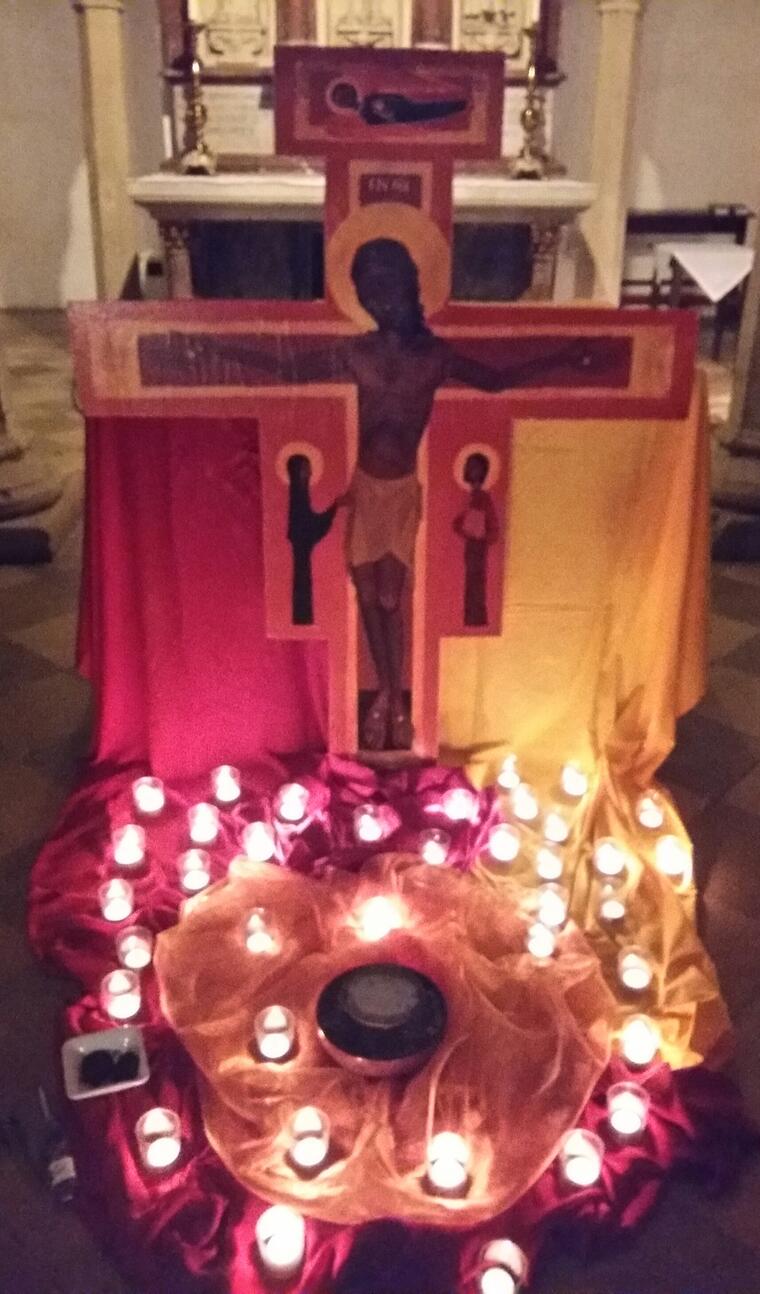 Tazékreuz umgeben von Kerzen
