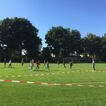 Großer Sportplatz mit Kindern beim Laufen