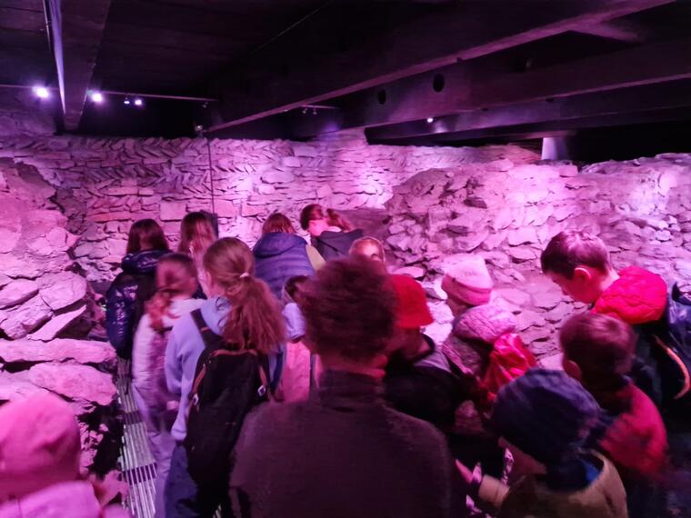 Kinder sind in einer unterirdischen Ausgrabungsstätte