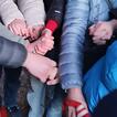 Ausschnittfoto Hände bei Gordischem Knoten