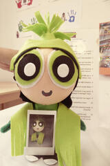 grüne Puppe mit großen Augen