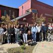 Ein Gruppenfoto vor einem Büchereigebäude mit Schülern und Lehrern
