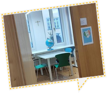 Blick in ein Büro mit Schreibtisch und Fenster